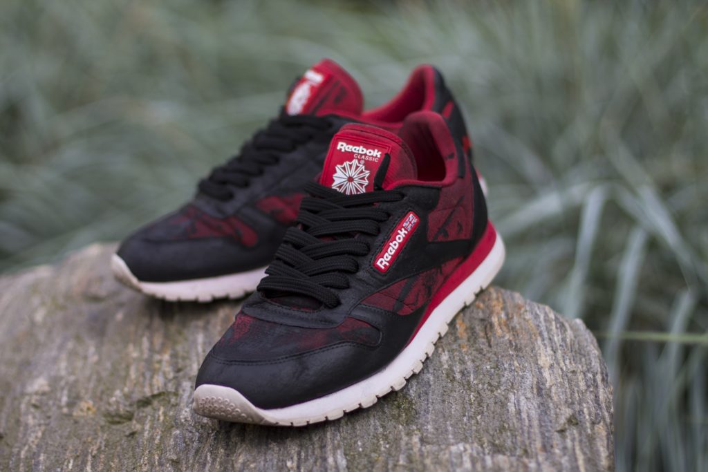 Reebok classic w czarno-czerwonej kolorystyce z cutomowanymi napisami.