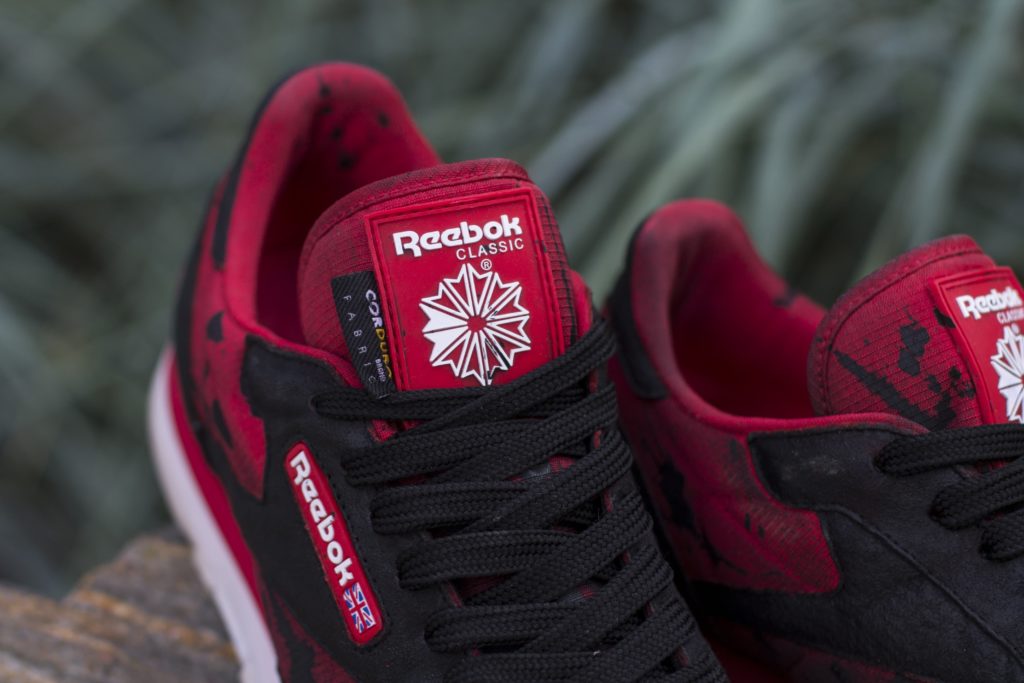 Reebok classic w czarno-czerwonej kolorystyce z cutomowanymi napisami.