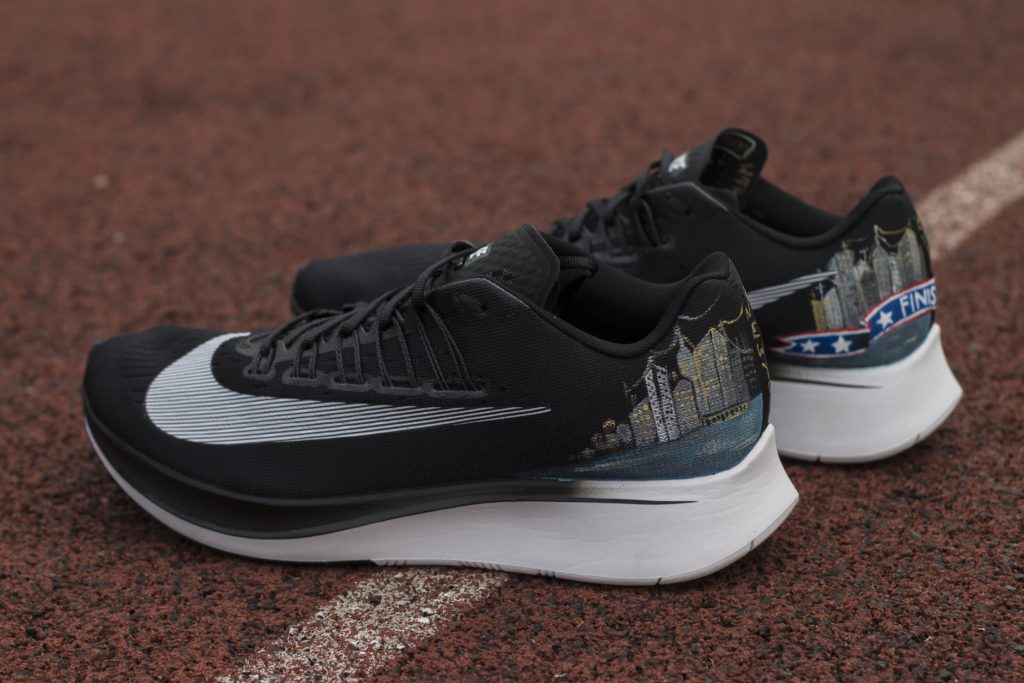 Panorama nowego yorku namalowana na zapiętkach butów nike zoom fly.