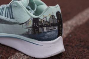 Panorama nowego yorku namalowana na zapiętkach butów nike zoom fly.