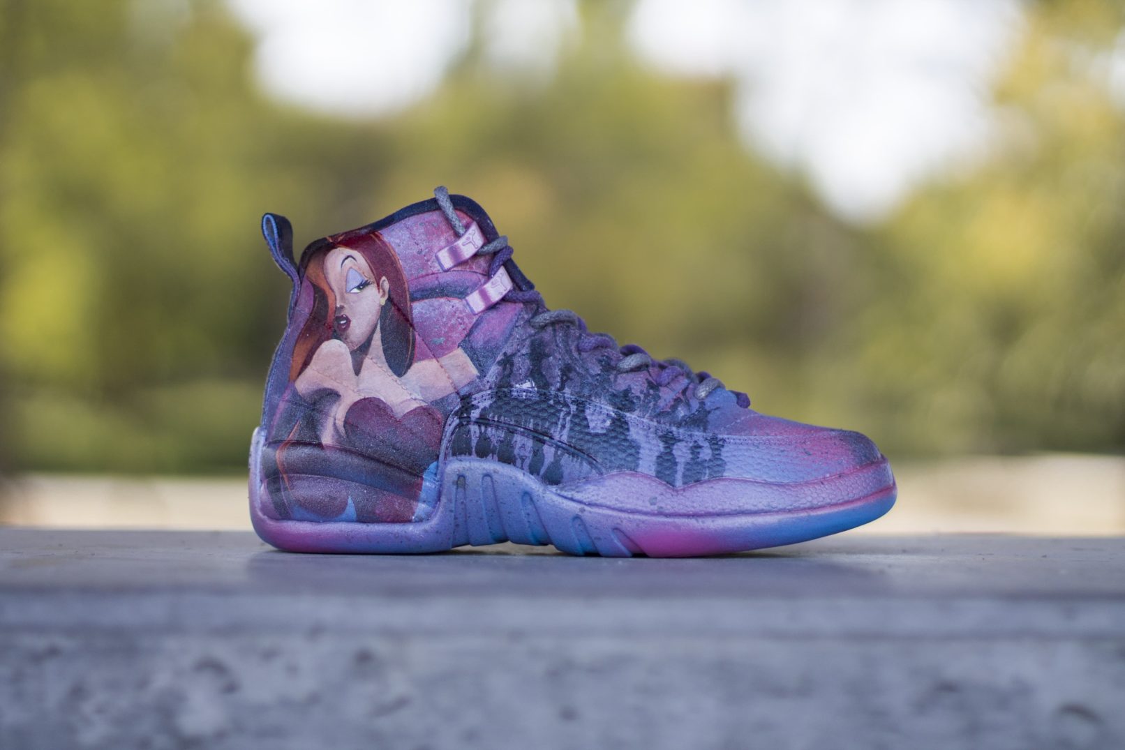 Air jordan 12 w motywie kolorystycznym galaxy z namalowanymi postaciami Jessici Rabbit oraz Rogera Rabbit.