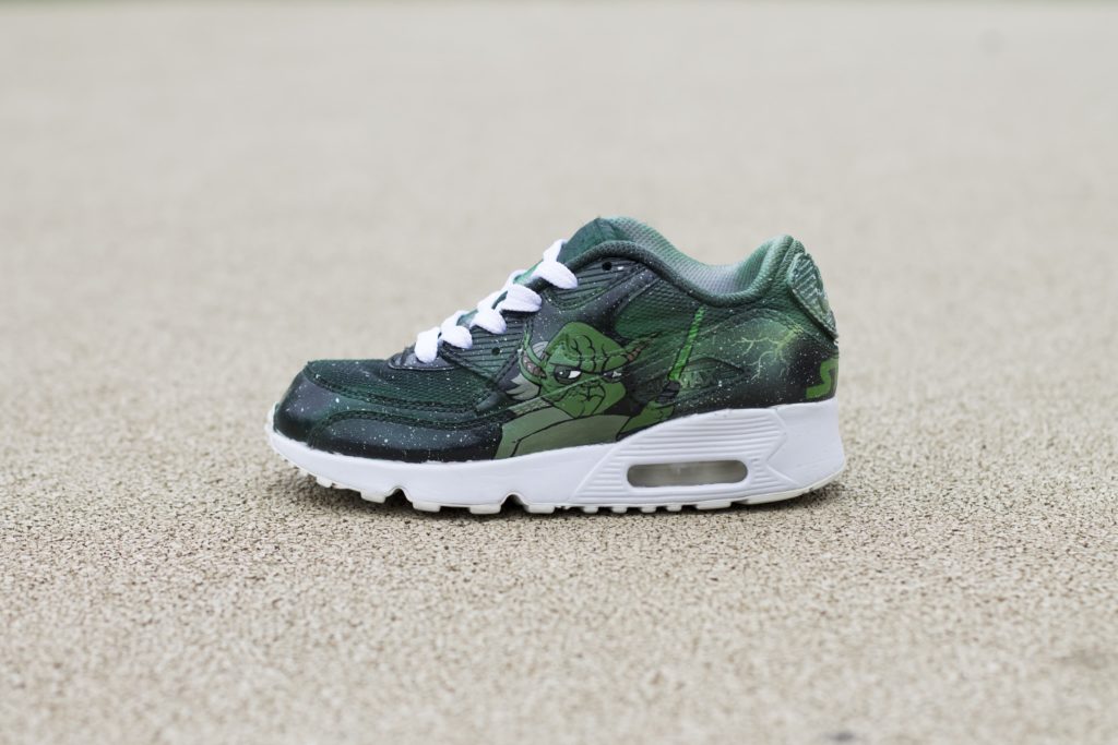 Para butów air max 90 - jeden zielony drugi czerwony - z wykonanymi wizerunkami postaci darth maula i yody.